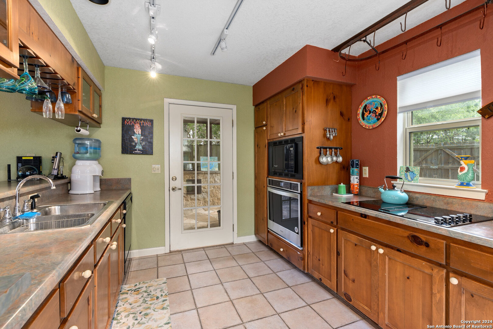 696 Faurie Road Lakehills TX 78063