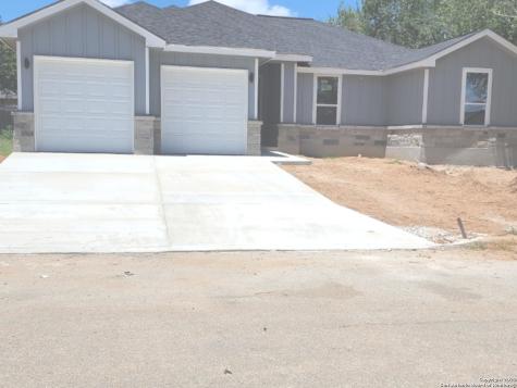 1112 Iris Crescent Drive Floresville TX 78114