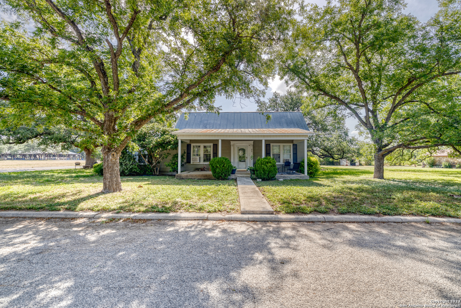 918 N Houston Street Sabinal TX 78881