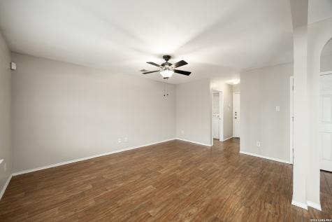 10111 Sparrow Way Universal City TX 78148