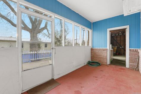 500 N Texas Nixon TX 78140
