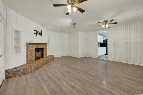 1006 Pecan Floresville TX 78114