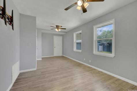 1006 Pecan Floresville TX 78114