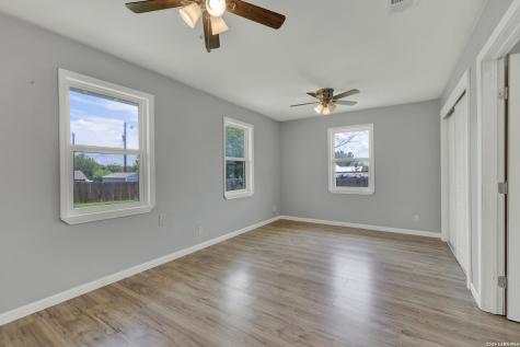 1006 Pecan Floresville TX 78114
