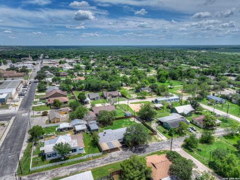1006 Pecan Floresville TX 78114