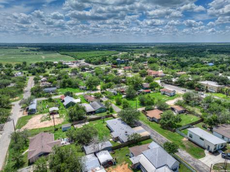 1006 Pecan Floresville TX 78114