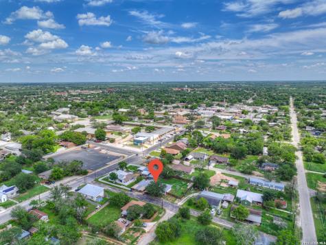 1006 Pecan Floresville TX 78114