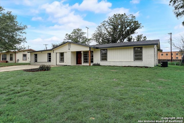 1006 Maia Street Pleasanton TX 78064