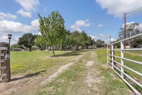 109 Oak Valley Drive La Vernia TX 78121