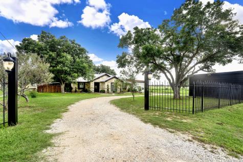 768 County Road 664 Devine TX 78016