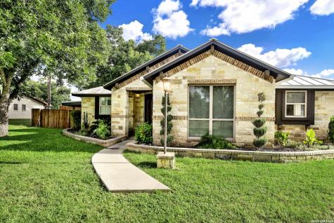 768 County Road 664 Devine TX 78016