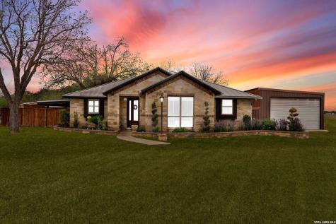 768 County Road 664 Devine TX 78016