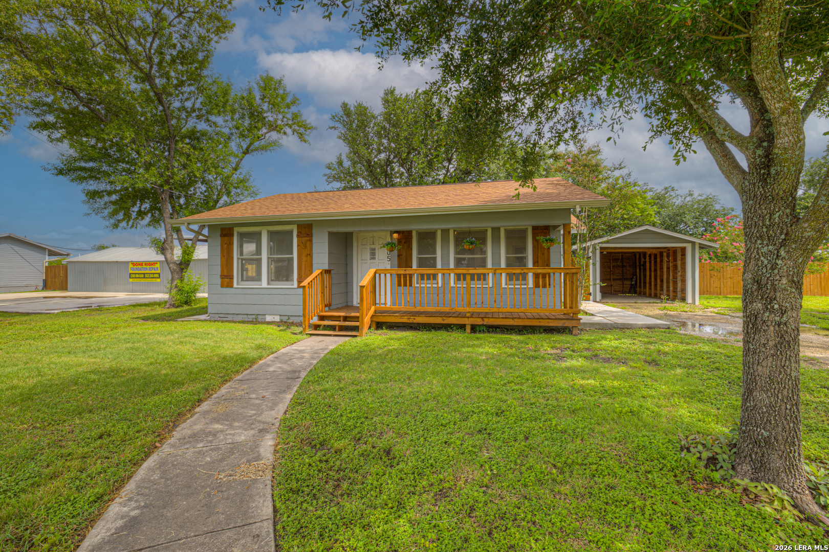 105 E Huebinger Marion TX 78124