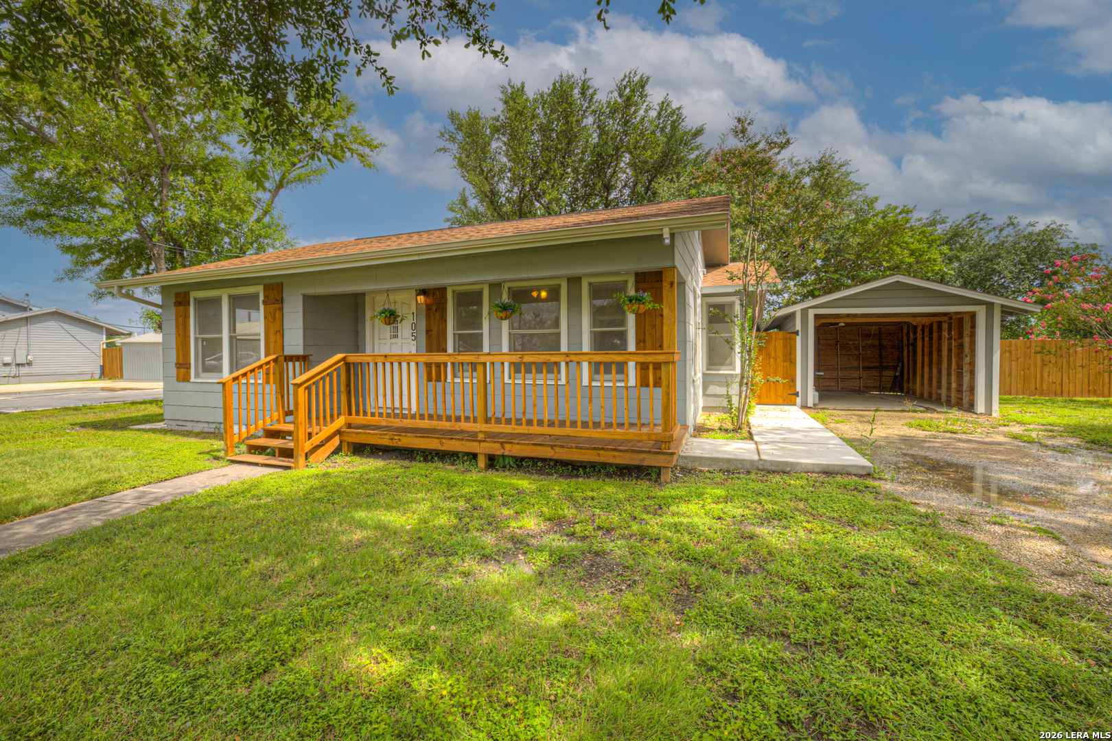 105 E Huebinger Marion TX 78124