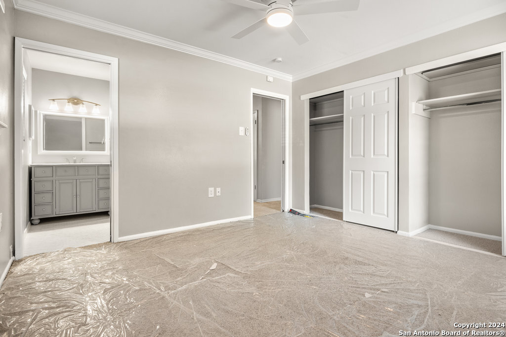 221 Windcrest Windcrest TX 78239