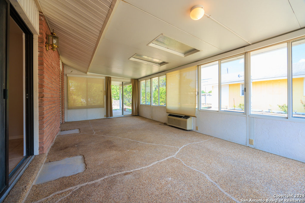 221 Windcrest Windcrest TX 78239