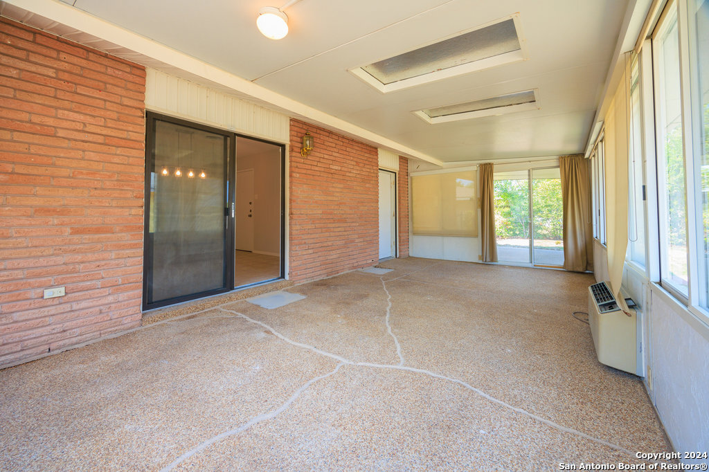 221 Windcrest Windcrest TX 78239