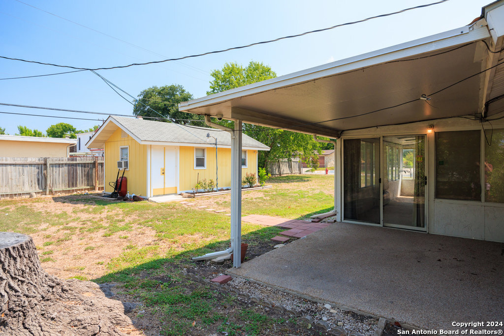221 Windcrest Windcrest TX 78239