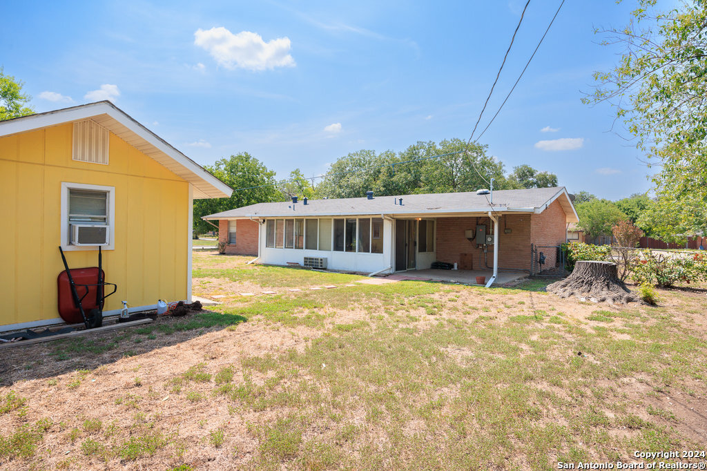 221 Windcrest Windcrest TX 78239