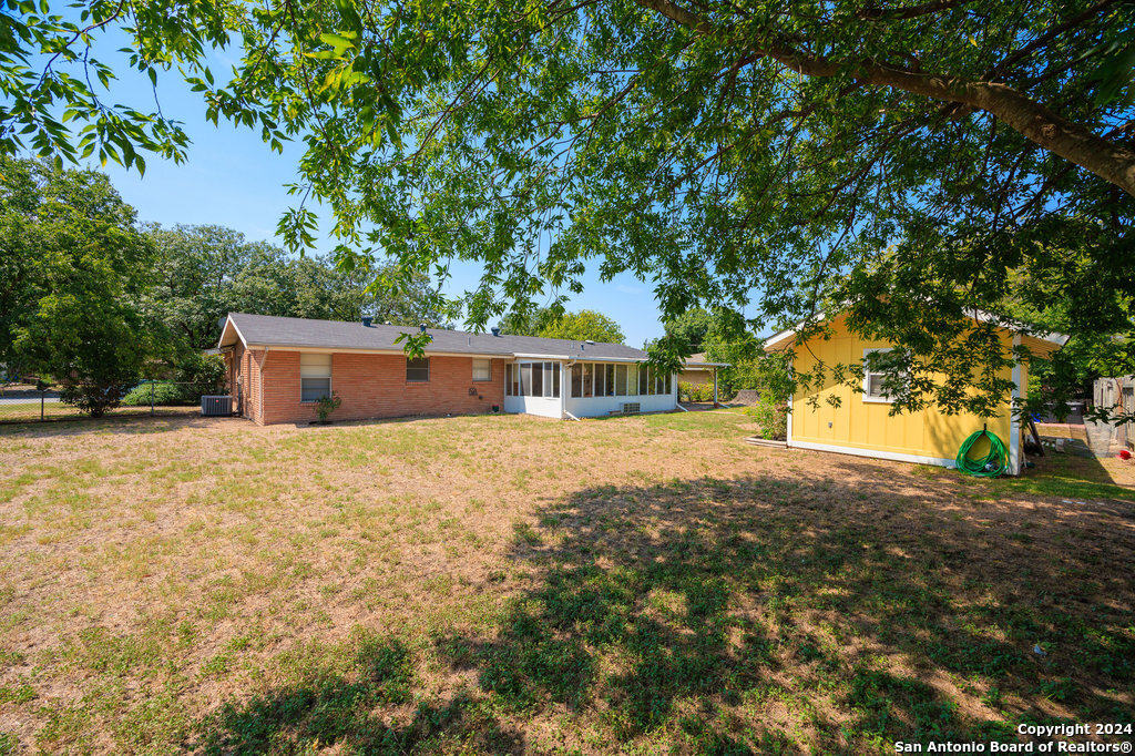 221 Windcrest Windcrest TX 78239