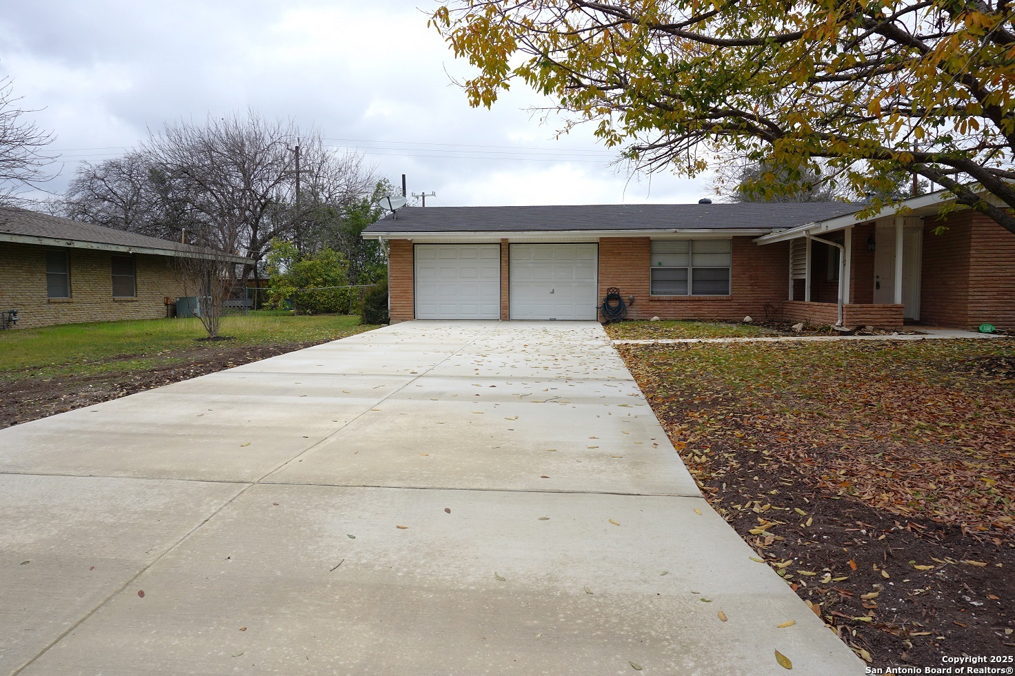 221 Windcrest Windcrest TX 78239