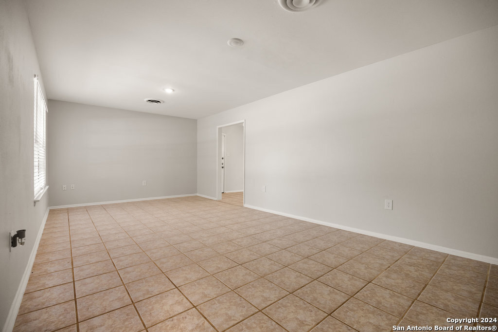 221 Windcrest Windcrest TX 78239