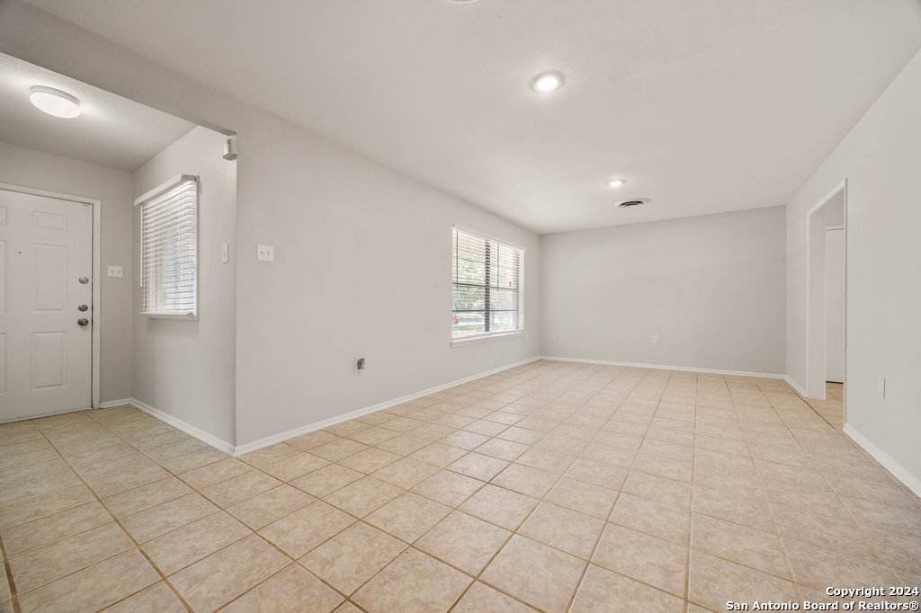 221 Windcrest Windcrest TX 78239