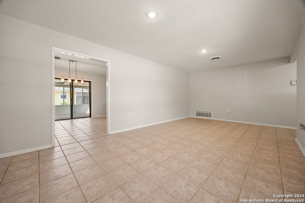 221 Windcrest Windcrest TX 78239