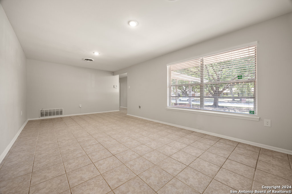 221 Windcrest Windcrest TX 78239