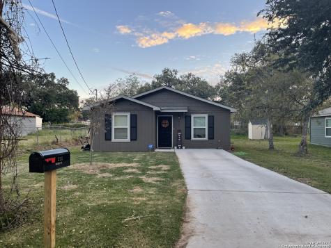 225 Virginia Street Pleasanton TX 78064
