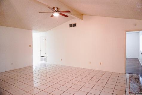 189 Meadowland Universal City TX 78148