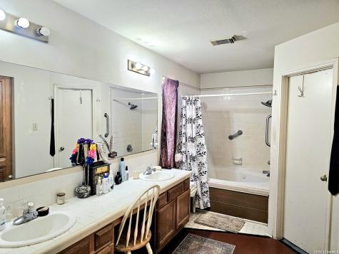 214 Cherry Ridge Floresville TX 78114