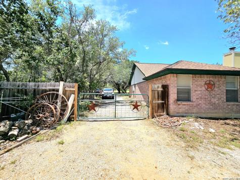 214 Cherry Ridge Floresville TX 78114