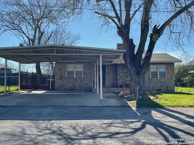 1403 S 4th Street Floresville TX 78114