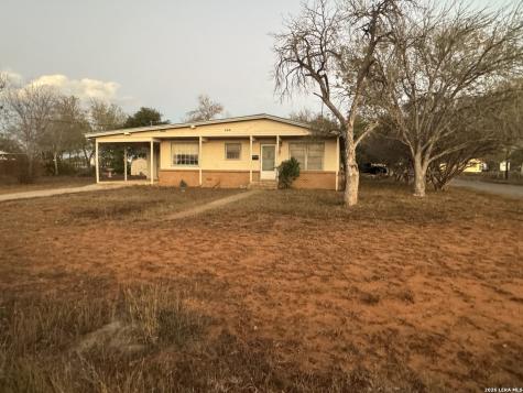 504 N Cedar Pearsall TX 78061