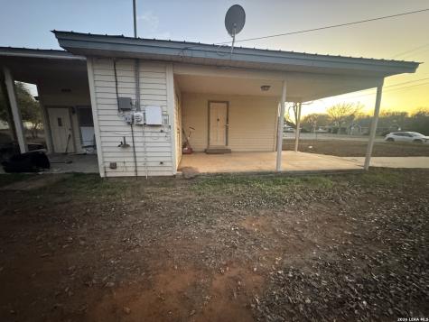 504 N Cedar Pearsall TX 78061