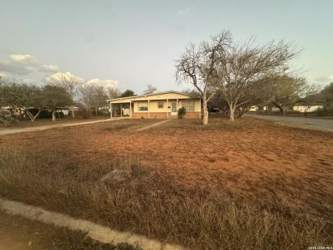 504 N Cedar Pearsall TX 78061
