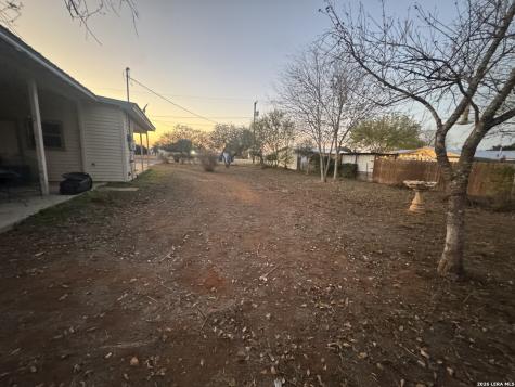 504 N Cedar Pearsall TX 78061