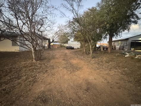 504 N Cedar Pearsall TX 78061