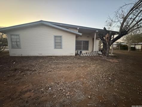 504 N Cedar Pearsall TX 78061