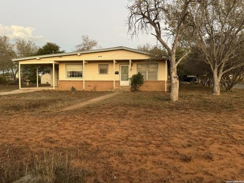 504 N Cedar Pearsall TX 78061