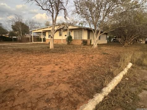 504 N Cedar Pearsall TX 78061