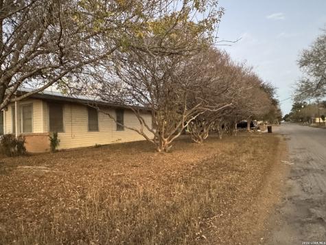 504 N Cedar Pearsall TX 78061