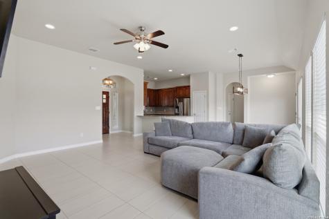 129 N 1st Street Floresville TX 78114