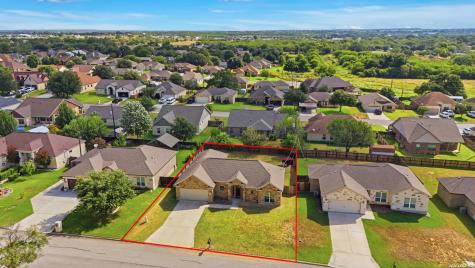 129 N 1st Street Floresville TX 78114