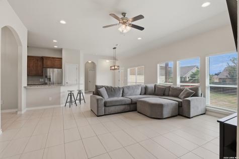129 N 1st Street Floresville TX 78114