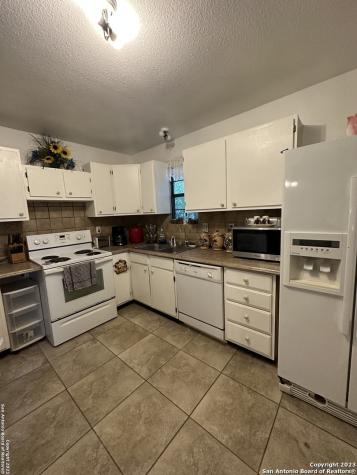429 W Wingate Street La Pryor TX 78872