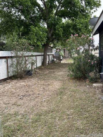 429 W Wingate Street La Pryor TX 78872