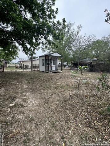 429 W Wingate Street La Pryor TX 78872