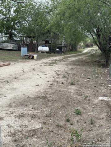 429 W Wingate Street La Pryor TX 78872